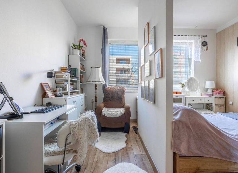 ☎️ 0918197701- PREDAJ - Nebytových priestorov Dunajská Streda - Kancelárska časť s knižnicou, oddelená spálňou. Podlaha s dreveným dekorom.