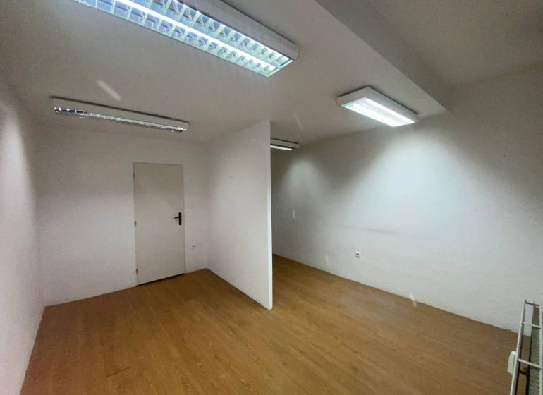 ☎️ 0918197701-Na prenájom menší priestor v suteréne  v srdci  mesta Du - Interiér kancelárií s bielymi stenami a podlahou s dreveným dekorom.