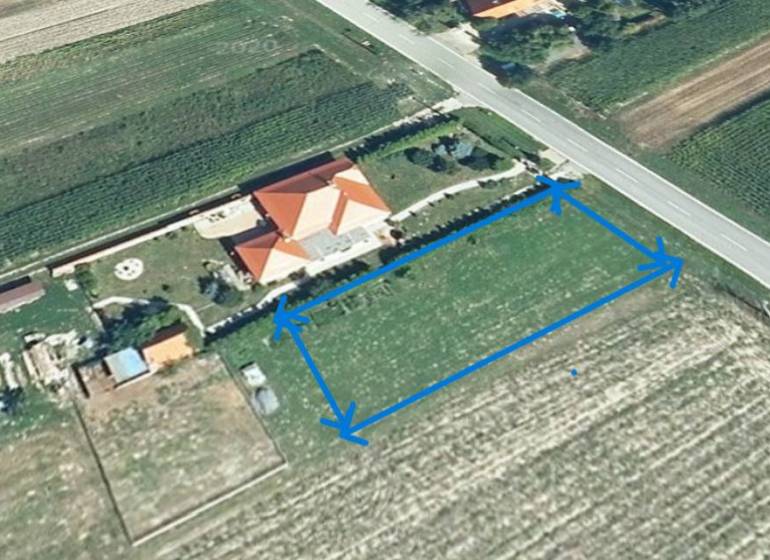 ☎️ 0918197701-Predám stavebný pozemok v obci Kráľov Brod - Znížená cen - Budova s červenou strechou vedľa cesty na pozemku v Kráľovom Brode. Pozemky - bývanie.