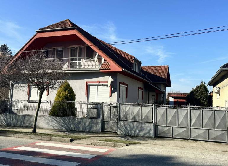 ☎️ 0918/197 701 Na predaj 2 generačný , 6 izbový poschodový dom s 2 sa - Rodinný dom v Dolnom Štále s červenou strechou, bránkou a stromami pred ním.