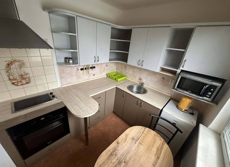 REZERVOVANÉ  ☎️ 0918/197 701 Na prenájom garsónka blízkosti centra mes - Kuchyňa v rekreačnom apartmáne s kuchynskou linkou, spotrebičmi a stolom.