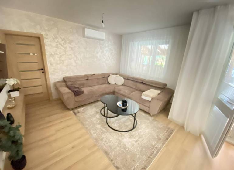 ☎️ 0918/197 701 Predám priestranný  3 izbový  byt s veľkou terasou a m - Obývačka v 3-izbovom byte s podlahou s dreveným dekorom a pohodlnou sedačkou.