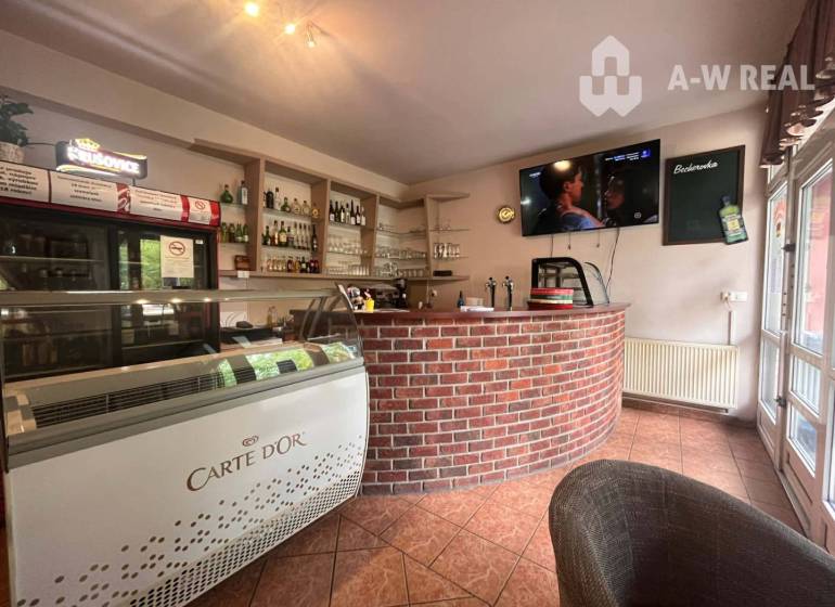 ☎️ 0918/197 701 SUPER INVESTÍCIA !  Znížená cena !!Obchodný priestor n - Interiér obchodných priestorov s tehlovým pultom a vitrínou na zmrzlinu.