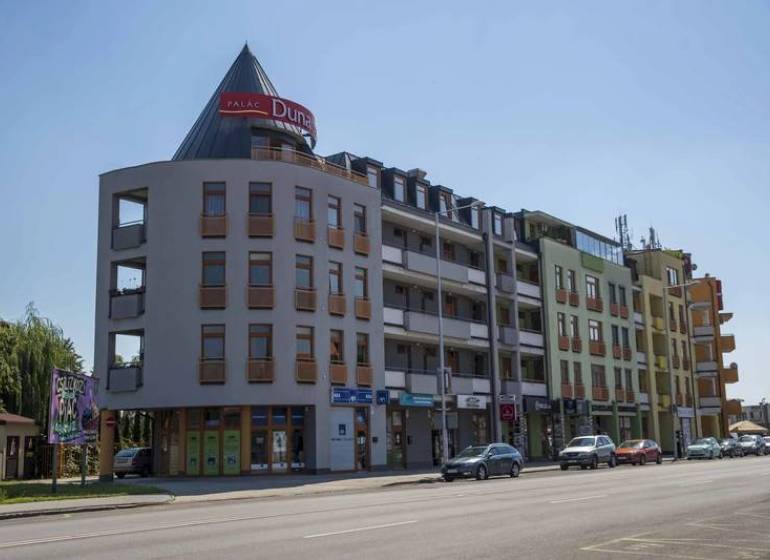 ☎️0918197701  Na prenájom  elegantný 3 izbový byt priamo v centre Duna - Budova v Dunajskej Strede s obchodmi a balkónmi, ponúkajúca 3-izbový byt na predaj.