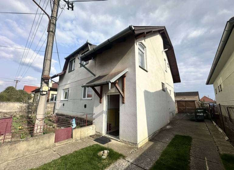 ☎️0918197701   Na predaj 2 generačný,  8 izbový poschodový dom s dvoma - Rodinný dom v Šamoríne s predzáhradkou a šikmou strechou pod zamračenou oblohou.