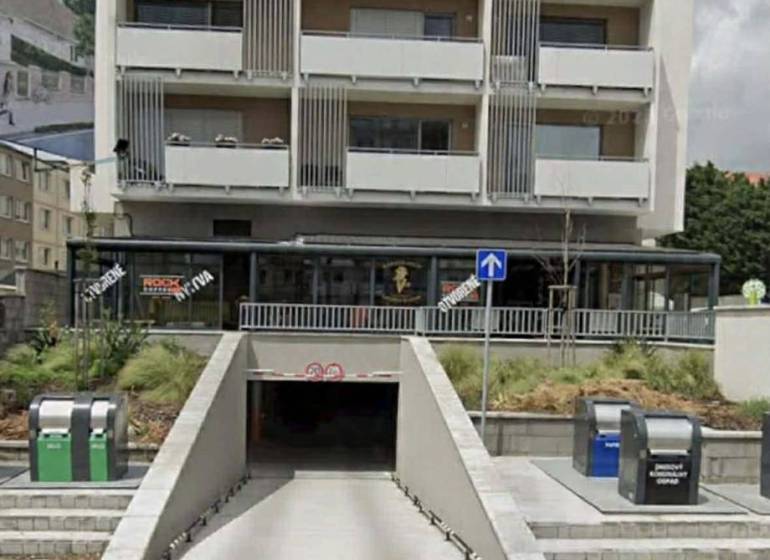 ☎️  0918/197 701  Na prenájom garáž s automatickou bránou  pre jedno o - Budova s vchodom do garáží v Dunajskej Strede, recyklačné kontajnery.