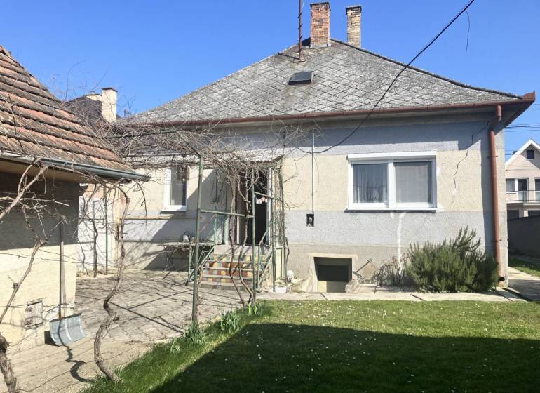 0911 234 656 Predaj rodinný dom v obci Jahodná - Rodinný dom v Jahodnej s trávnikom, terasou a prístreškom, tehlová strecha.