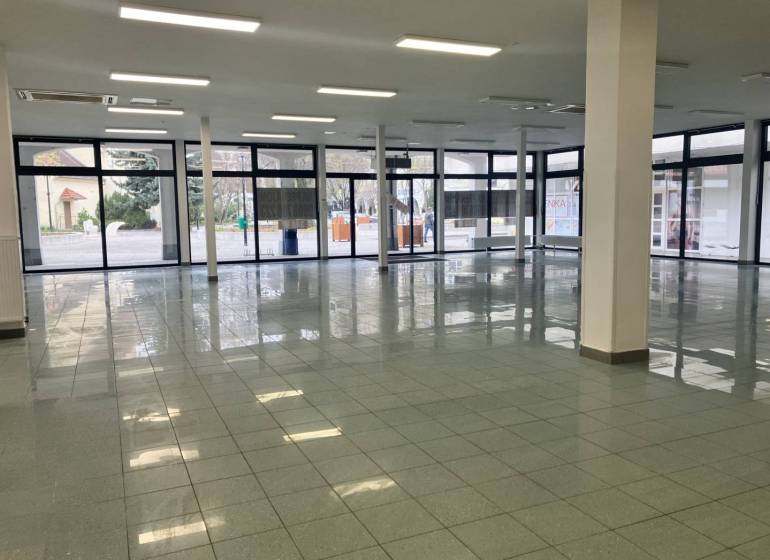0911 234 656 Prenájom obchodný priestor v centre mesta - Svetlé obchodné priestory s veľkými oknami a dlažbou.