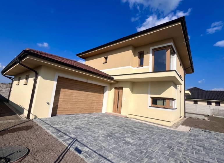 Jedinečný 5 izbový dom na predaj v TOP lokalite-GARDEN TOWN - Rodinný dom na ulici GARDENTOWN v Dunajskej Strede. Plocha pred domom je zámková dlažba.
