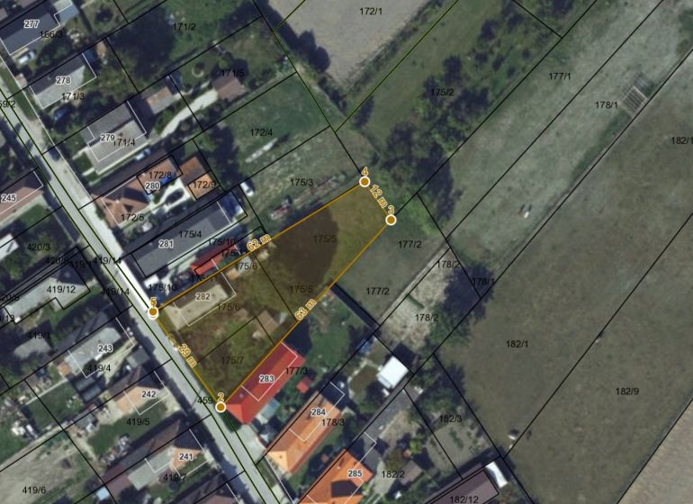 Pozemok so starým domom 1333m2. Tmášikovo - Letecký pohľad na parcelu v meste Tomášikovo, obklopenú rodinnými domami.