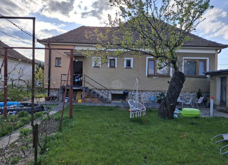 Komfortný dom pre celú rodinu - Rodinný dom v Trnave so záhradou, hojdačkou a kamennými schodmi.