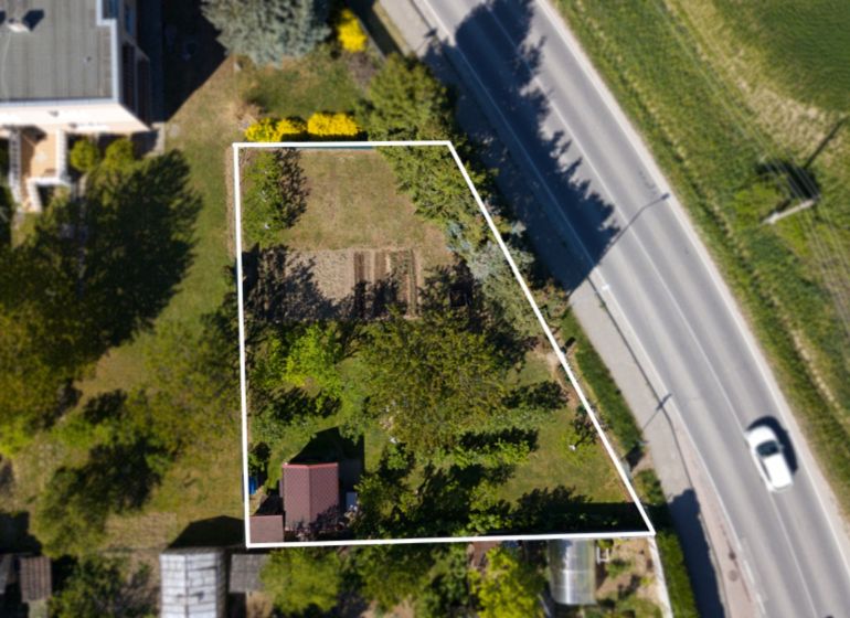 Pozemok vhodný na výstavbu, Moravany nad Váhom - Pozemky - bývanie na Kosteleckej ulici v Moravanoch nad Váhom obklopené zeleňou a cestou.