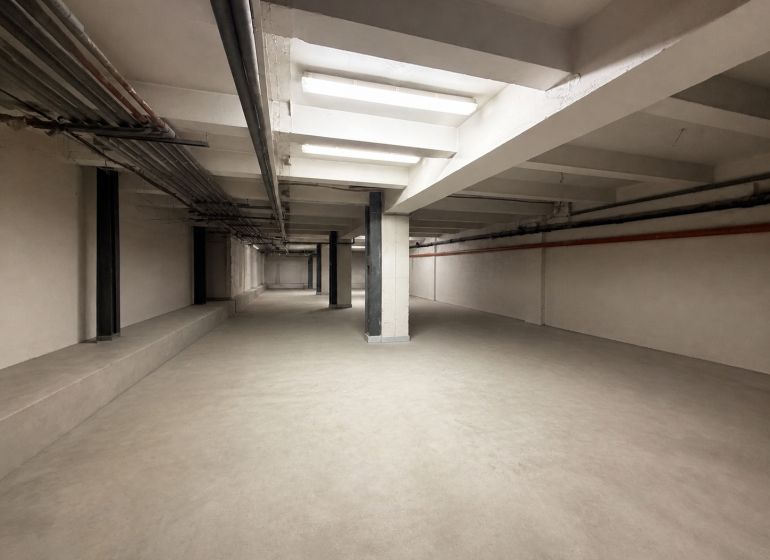 Gastro priestor 770m2, 200 miest na sedenie - prenájom v centre Žiliny - Rozľahlé prázdne gastro priestory so stropnými trubicovými svietidlami a viditeľným potrubím na strope.
