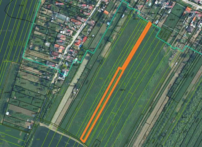INVESTIČNÝ POZEMOK, ŠENKVICE - Letecká mapa poľnohospodárskych a lesných pozemkov v Šenkviciach s parcelnými číslami.