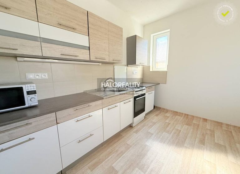 Predaj, rodinný dom Lipová, 3-izbový - Kuchyňa v rodinnom dome s podlahou s dreveným dekorom a svetlým nábytkom.