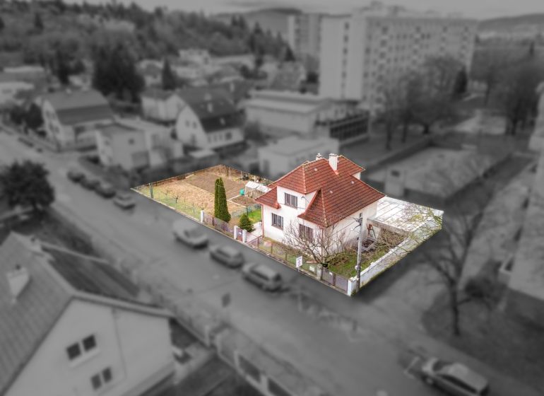 Rodinný dom s pozemkom 727m2, Tatranská ul. - Trenčín - Rodinný dom na Tatranskej ulici v Trenčíne s okolitými záhradami a kôlňou.