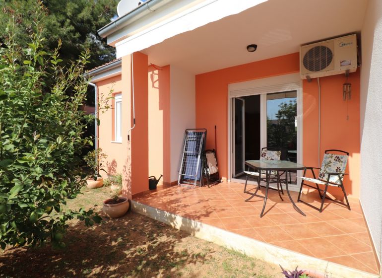 Chorvátsko, Vodice - zariadený bungalov, výhľad na more - Rodinný dom vo Vodiciach s terasou, záhradou a oranžovou fasádou.
