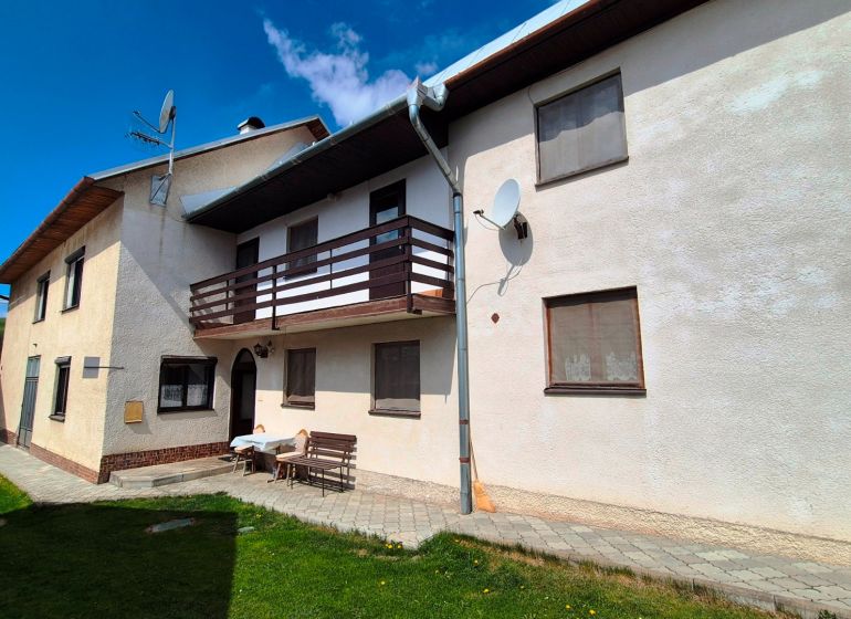 2 PODLAŽNÝ RODINNÝ DOM S PRÍSTAVBOU, 1064m2, JARABINA; - Rodinný dom v Jarabine na ulici Jarabina s balkónom a upravenou záhradou.