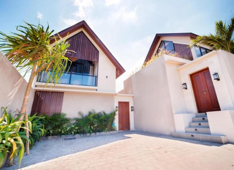 PREDAJ 3KK Investičná zariadená vila- NOVOSTAVBA s bazénom BALI-Cemagi - Vila na Bali so záhradou a palmami, moderná architektúra, kamenný chodník.