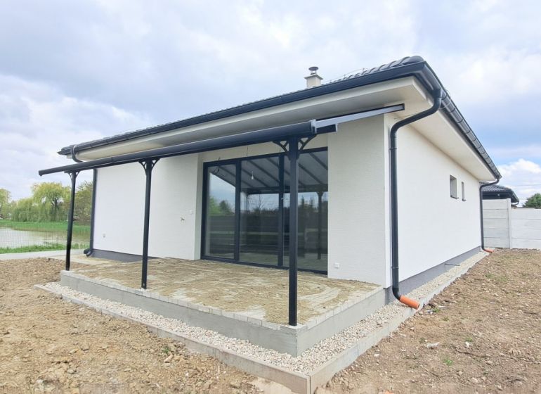 Novostavba pri jazere - 4 izbový rodinný dom v štandarde v obci Selice - Rodinný dom v Seliciach s terasou a pokojnou záhradou pri rieke.