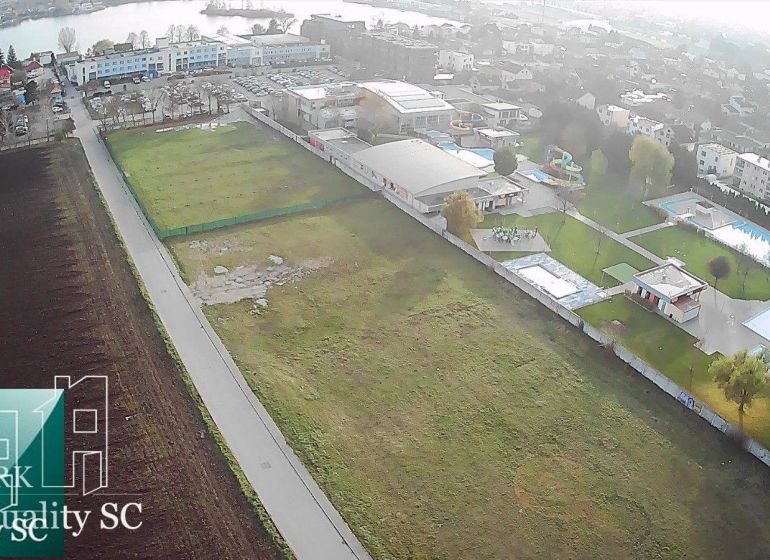 SENEC - NA PREDAJ stavebný pozemok pre šport a rekreáciu - pre develop - Letecký pohľad na pozemky na bývanie v Senci, Slnečné jazerá sever, pri vodnej ploche.