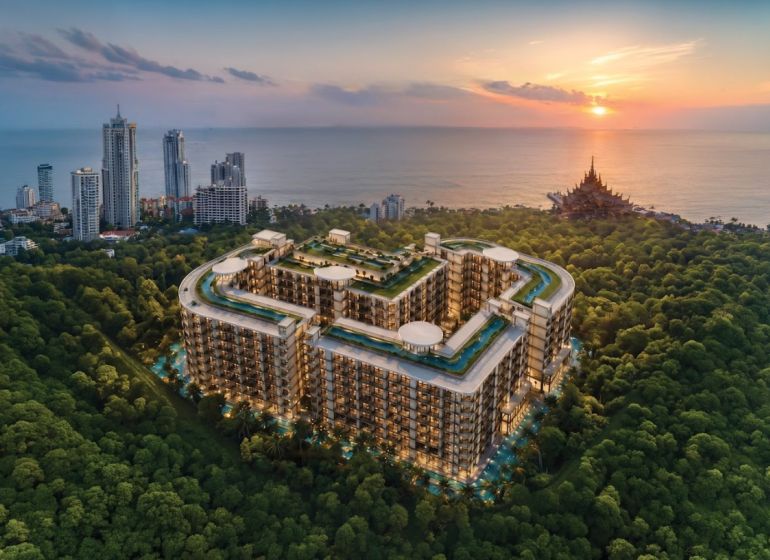 LOVE IT WONGAMAT BEACH PATTAYA - Výstavba bytov v Pattayi pri mori, obklopená zeleňou a vysokými budovami.