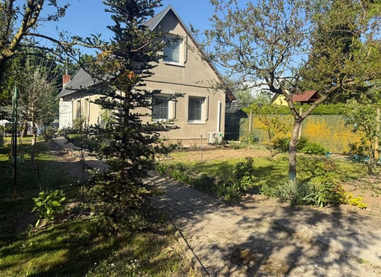 NA PREDAJ celoročná chata – Sekule (Šutrovňa), tiché prostredie - Chata v Sekuliach s predzáhradkou, stromami a upraveným trávnikom na ulici Sekule.