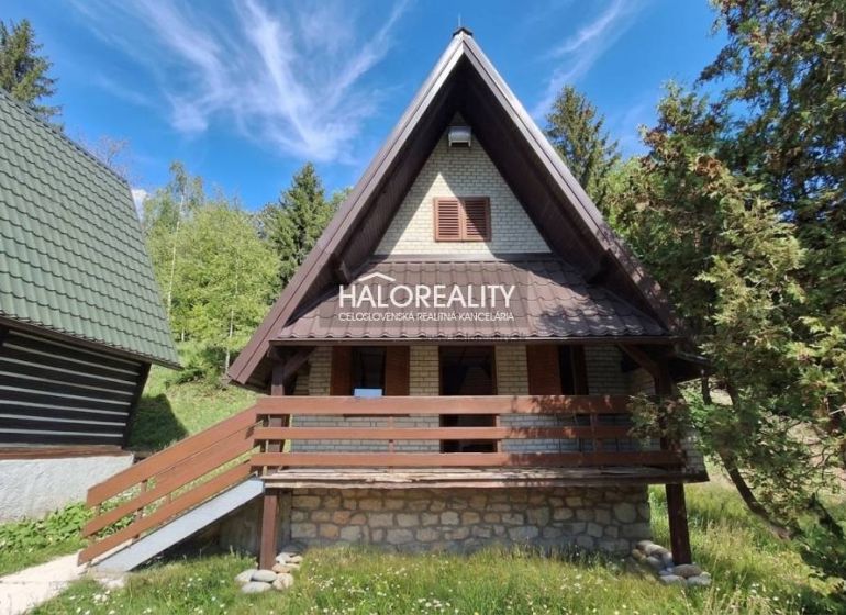 Predaj, chata Chyžné - EXKLUZÍVNE HALO REALITY - Chata v Chyžnom obklopená lesom a modrou oblohou, vhodná na oddych.