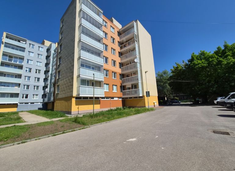 2 - izbový byt Trenčianske Teplice 47m2 + balkón  - Bytový dom na Štvrti SNP v Trenčianskych Tepliciach, obklopený zeleňou a cestou.