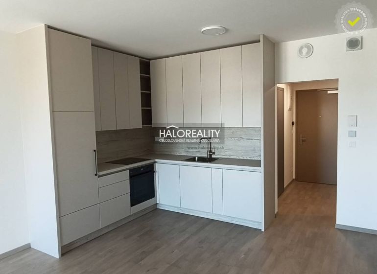 Predaj, jednoizbový byt Bratislava Staré Mesto, Bott... - Kuchyňa vo svetlých odtieňoch s podlahou s dreveným dekorom v 1-izbovom byte.