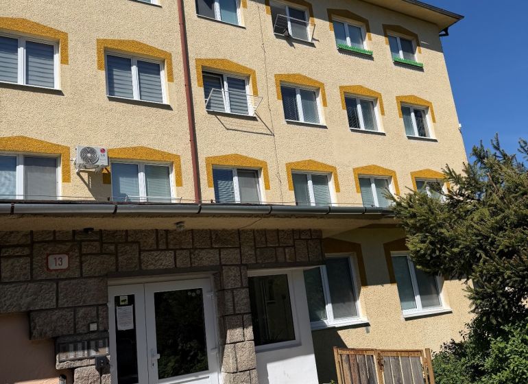 Ponúkame na prenájom 1 izbový byt v Handlovej  - Bytová jednotka na Lipovej ulici v Handlovej, ideálna na 1-izbový byt.