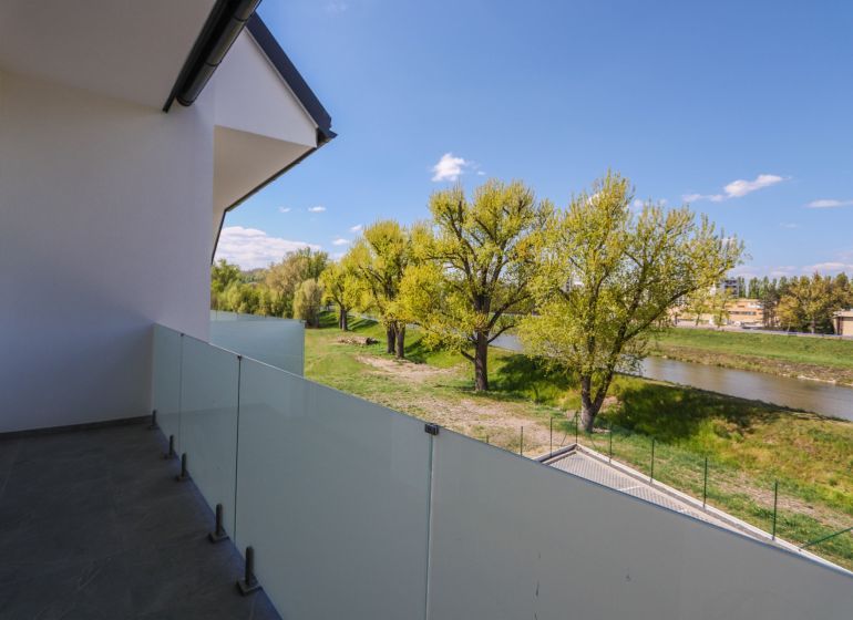 Na predaj 4iz. byt na Banke pri Piešťanoch - Balkón s výhľadom na rieku a zeleň pri Moravanskej ulici v Banke.