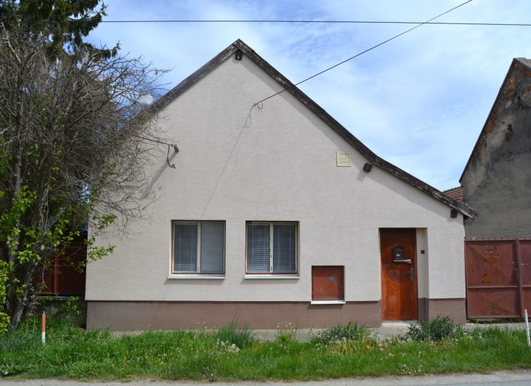 Domček na chalupárčenie s veľkým pozemkom s termál kúpaliskom v obci! - Rodinný dom v Horných Salibách s jednoduchou fasádou a predzáhradkou.