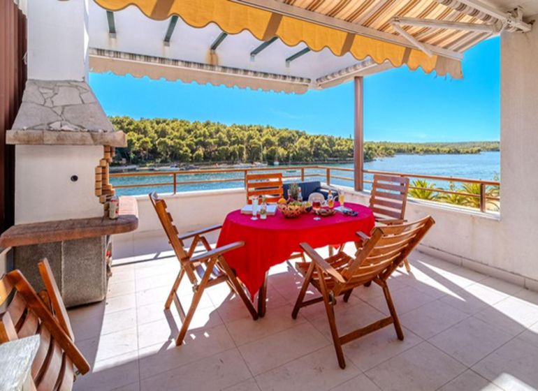 Brač(HR) - Apartmány v 1. rade u mora !!! - Terasa rekreačného apartmánu v Brači s výhľadom na more a vonkajším sedením.