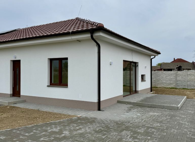 * novostavba moderného 3i domu, Vlčany, centrum - Rodinný dom na Hlavnej ulici vo Vlčanoch s podlahou s dreveným dekorom a terasou.