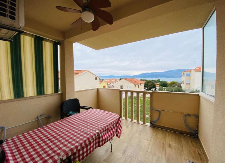 Brač(HR)–Apartmán s výhľadom na more - Rekreačný apartmán v Brači: terasa s výhľadom na more a podlaha s dreveným dekorom.