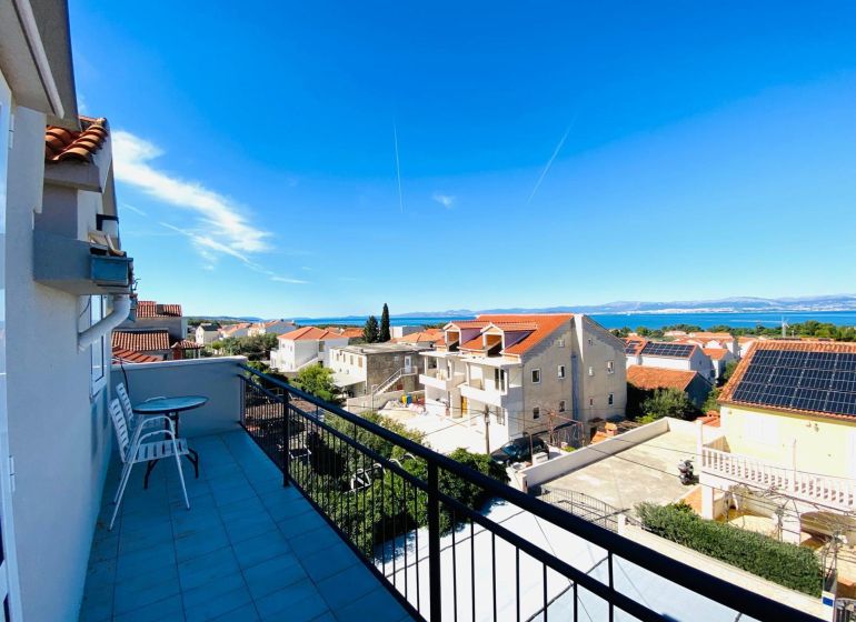 Brač(HR)–Zariadený apartmán 56m2 s výhľadom na more - Brač ponúka z rekreačného apartmánu krásny výhľad na more a strechy domov.