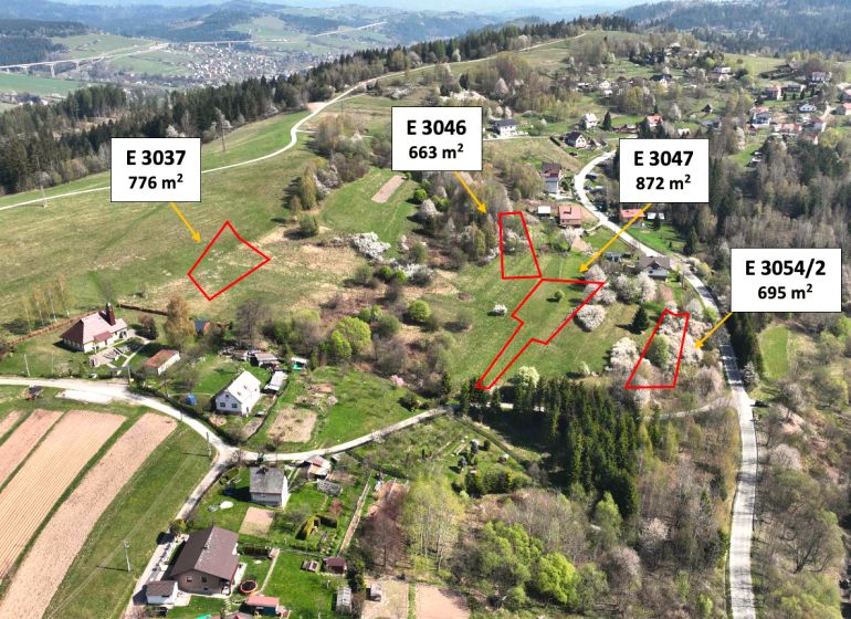 Svrčinovec (Komasácia) – 1/1 POZEMKY pri obci - Letecký pohľad na poľnohospodárske a lesné pozemky v Svrčinovci s označenými parcelami.