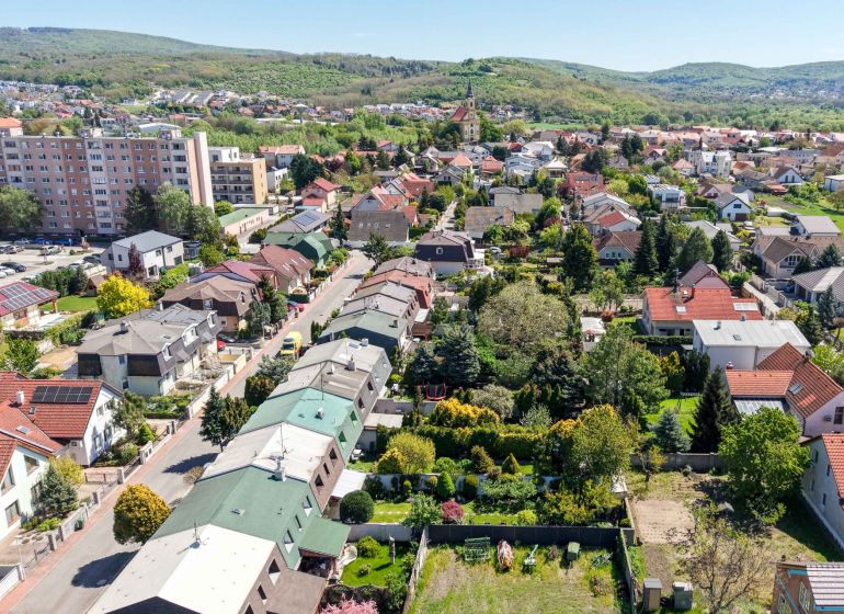 VYMEŇTE byt za priestranný dom v STUPAVE - Letecký pohľad na Rodinné domy na Hollého ulici v Stupave s krásnou záhradnou architektúrou.