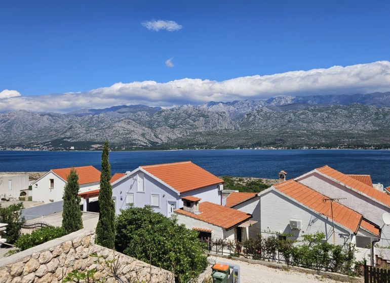 CHORVÁTSKO - Dom s krásnym výhľadom na Velebit a more - VINJERAC - Rodinné domy vo Vinjeraci s výhľadom na more a horské panorámy.