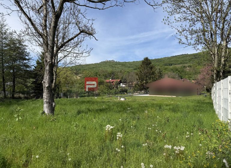 PREDAJ nádherný pozemok Borinka všetky siete + super výhľad - Pozemky na bývanie v Borinke s výhľadom na zeleň a okolité kopce.