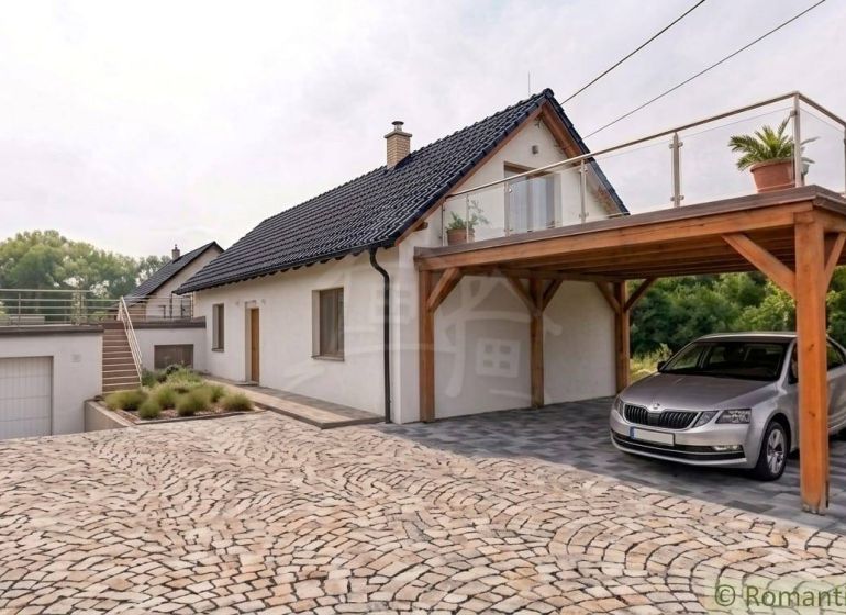 SOBOTIŠTE – VIDIECKY DOM PO ZÁSADNEJ REKONŠTRUKCII ( PRIPRAVENÝ NA DOK - Rodinný dom v Sobotišti so šikmou strechou, terasou a dreveným prístreškom pre auto.