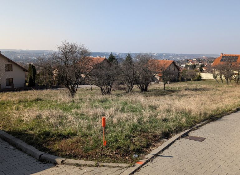 Lukratívny stavebný pozemok 936 m2 pod Zoborom, Višňová ulica - Stavebné pozemky na Višňovej ulici v Nitre, obklopené rodinnými domami a prírodou.