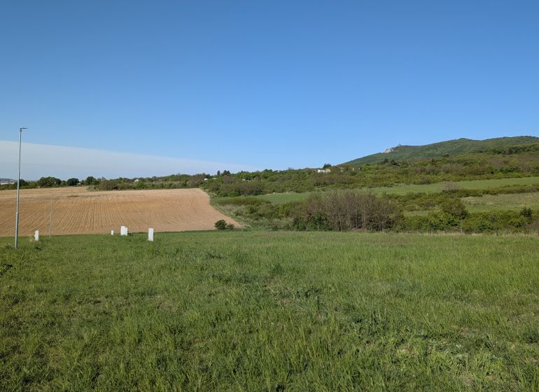 Stavebný pozemok 601 m2 v Štitároch - Trávnaté pozemky - bývanie v Štitároch, s výhľadom na kopce a pole.
