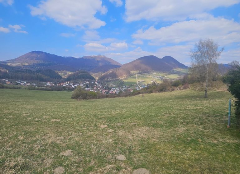 EXKLUZÍVNE Rekreačný pozemok, Lysica  - Rekreačné pozemky v Lysici s výhľadom na kopce a modrú oblohu.