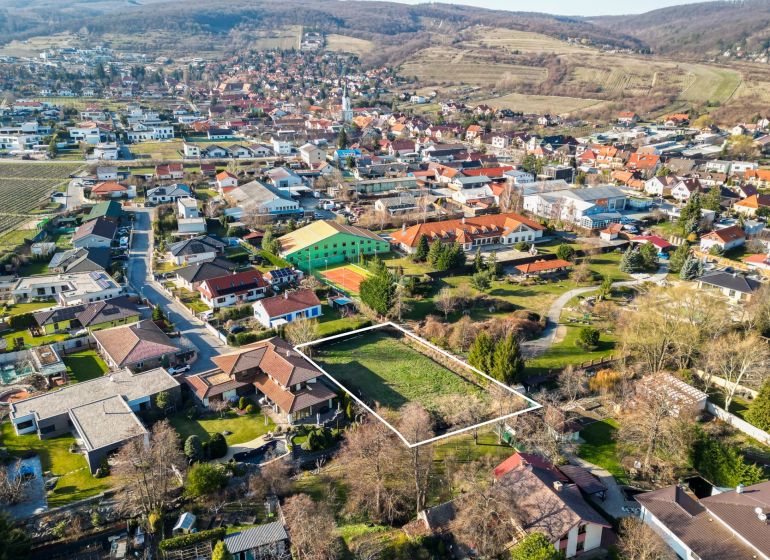  SP V LIMBACHU - 1310 m2 - SO ST.POVOLENÍM A PROJEKTOM V CENE - Letecký pohľad na ulicu Družstevná, pozemky pre bývanie na vidieku v obci.