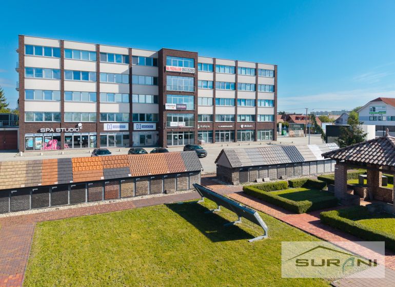 Bez provízie RK | Kancelárie | 24 m² – 46 m² | parkovanie | Svornosti - Kancelárie na ulici Svornosti v Bratislave - Podunajských Biskupiciach s exteriérovou výstavou striech.