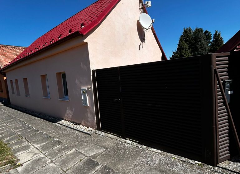 Vidiecky dom na predaj Mikulášov - Rodinný dom na Mikulášov v Lakšárskej Novej Vsi s červenou strechou a satelitom.