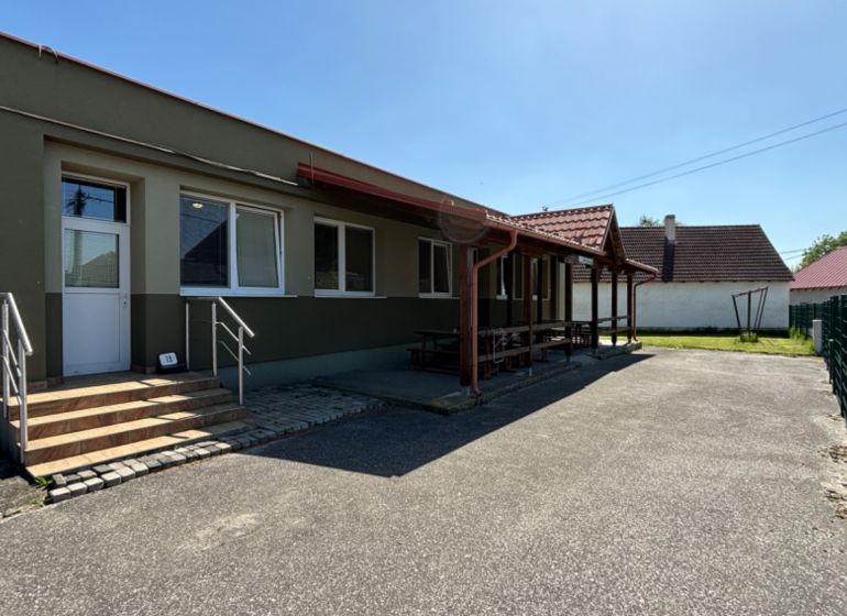 NA PREDAJ Ubytovňa v obci Bílkové Humence - Jednopodlažná budova s verandou, vedľa nej je nájazd a oplocená záhrada. Hotely a penzióny.