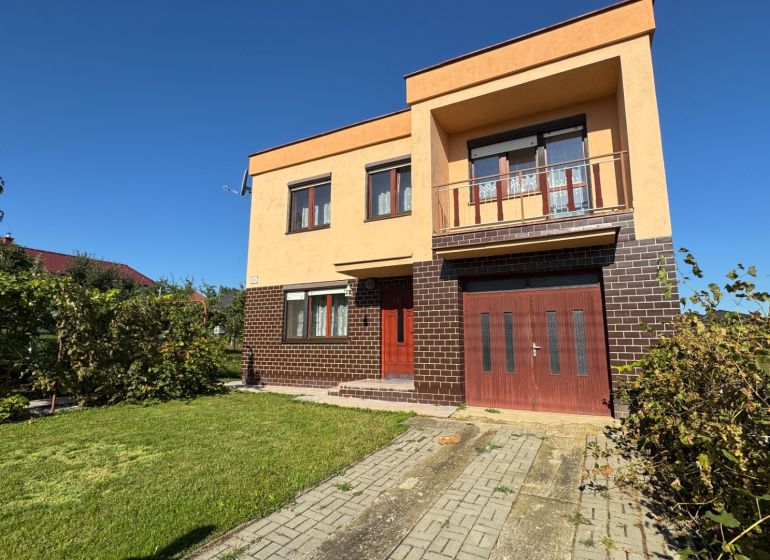 NA PREDAJ 5 izbový rodinný dom v obci Urmince - Topoľčany  - Rodinný dom v Urminciach s tehlovou fasádou a udržiavanou záhradou.